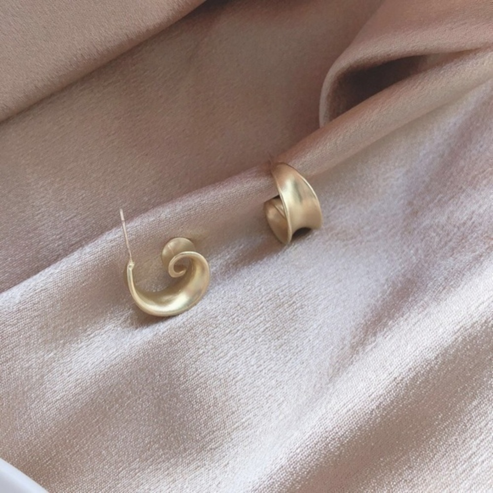 Fashion snail 🐌 stud earrings